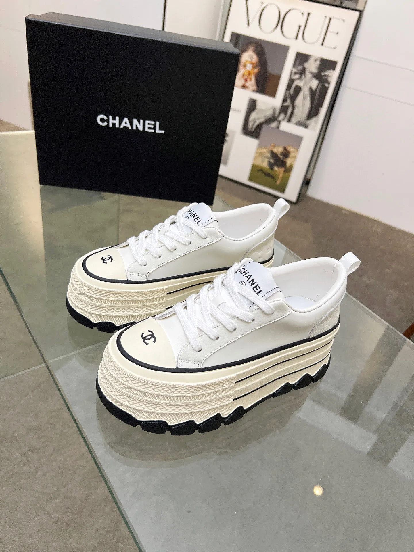 👟👟Ex-factory price 540👟👟 Chanel thick-soled biscuit shoes are a new retro series, showing a relaxed posture and lightness to start the summer journey. Continuing CHANEL's iconic deconstructed silhouette, the shoe body is presented with simple three-dimensional lines and double logos. The upper layer of cowhide material is injected with upper layer softness to enhance the foot feel. It adopts a thick rubber sole with geometric texture and rubber edging details. The leg heightening effect is comparable to that of leg plastic surgery. It makes your legs look bigger, slimmer and longer. It can be easily held in various styles. You can wear it with you! Upper material: cowhide Inner material: sheepskin lining Size: 35-40
